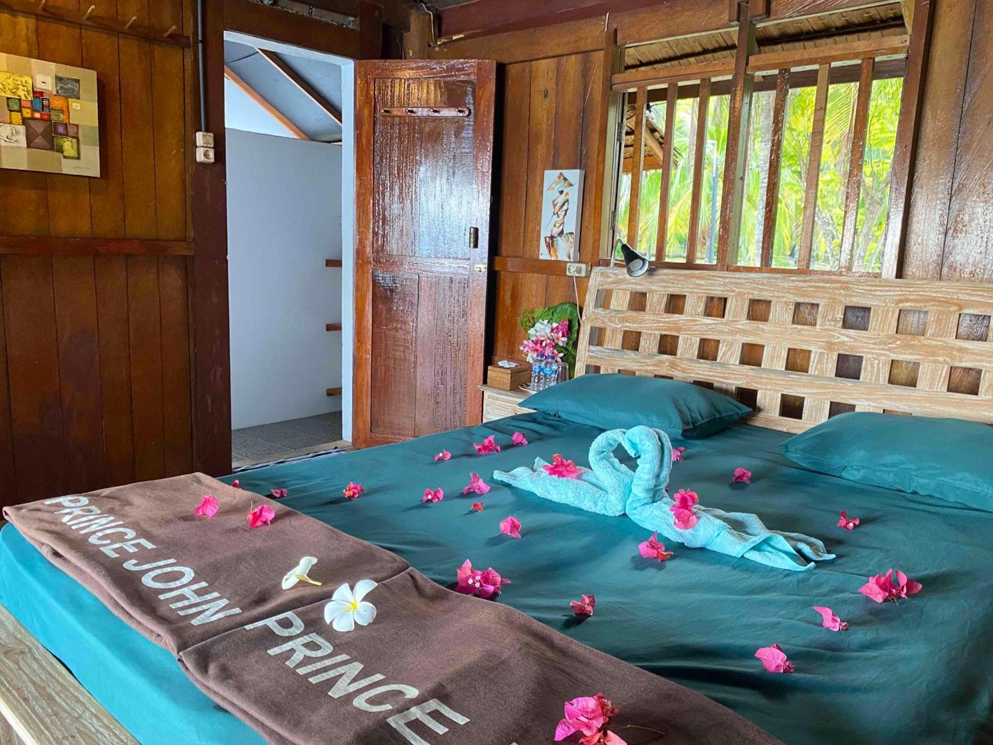 Prince John Dive Resort Donggala Ngoại thất bức ảnh